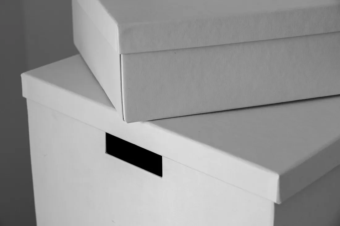 Büroetage während eines Umzugs mit beschrifteten Boxen