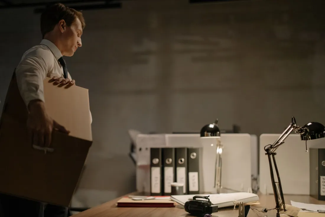 Verpackte Büroausstattung und Rollcontainer vor einem Firmenumzug