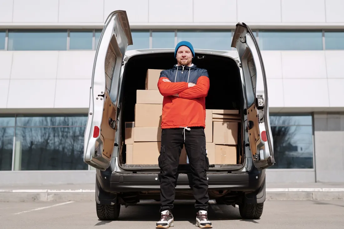 Kleintransporter wird für eine kurzfristige Fahrt beladen