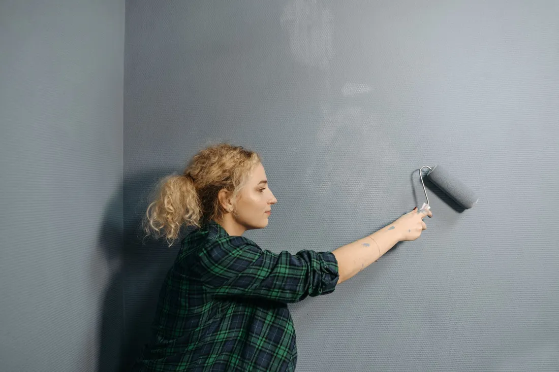 Maler streicht eine leere Wohnung vor der Übergabe
