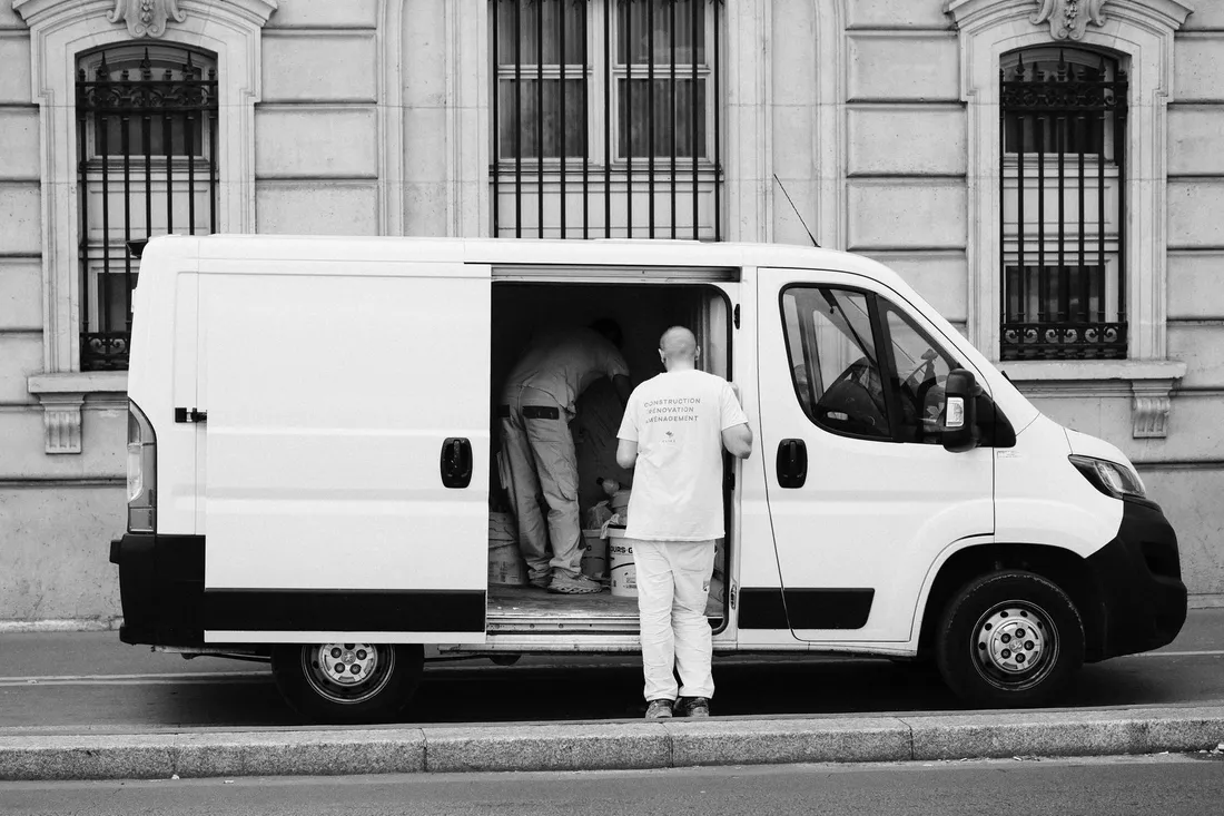 Transporter wird in einer Berliner Straße beladen